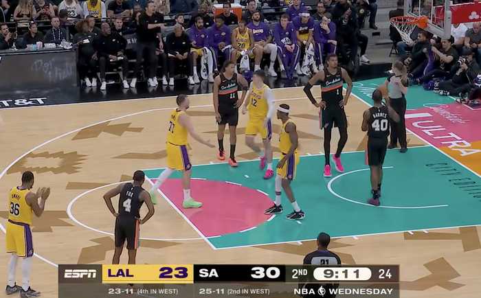 湖人第二节三分钟得分荒，东契奇罚球破局