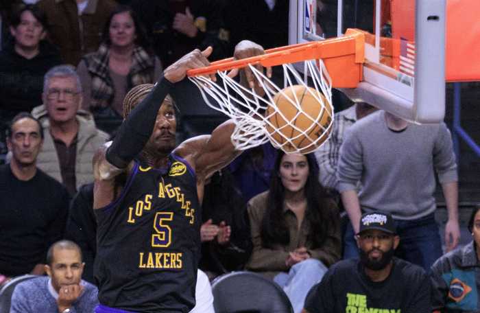 末节DNP你就赢了！艾顿攻防两端全面崩盘16中4得9分 正负值-12！