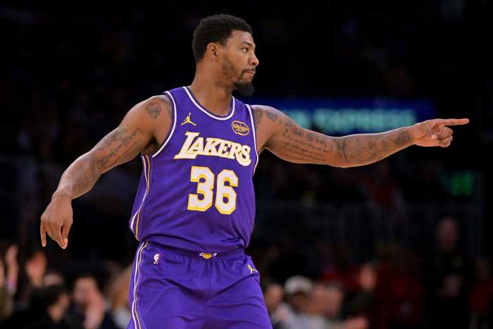 末节拿了7分！斯玛特10中4拿到13分7板3助2帽